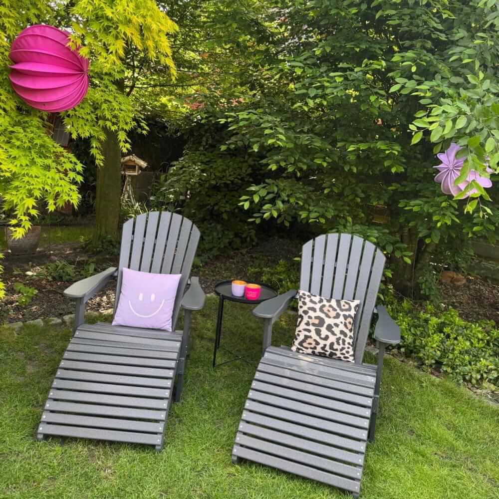 Adirondack Chair Kundenbild Familie P aus Nordhorn mit Balloon Lampions und stimmungsvoller Gartenbeleuchtung