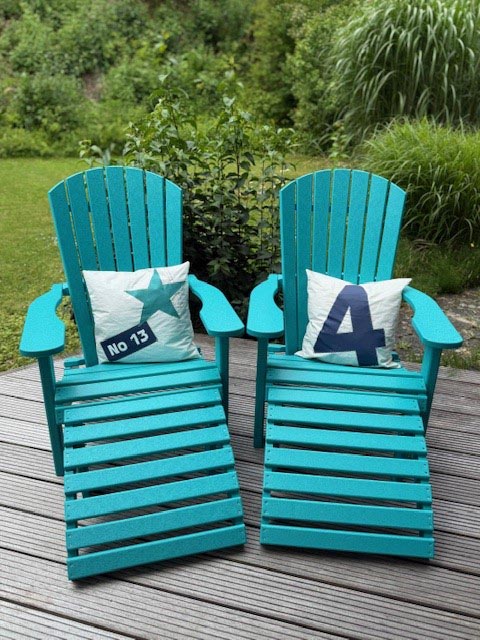 Anja und Björn mit dem Adirondack Chair in tuerkis