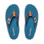 Preview: Gumbies Original Tricolor Blue Flip-Flops mit maritimem Design am Strand