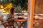 Preview: Kompakter CIRCLE 35 Tischgrill beim Grillen auf dem Balkon