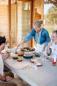 Preview: hoefats CIRCLE 35 Tischgrill mit Holzkohle im Einsatz