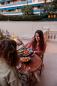 Preview: hoefats CIRCLE 35 Tischgrill beim Dinner im Freien