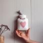 Preview: Dorothee Lehnen Miniwärmflasche Herzmotiv weiss, dusty rose, wunderschoen, Mood