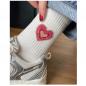 Preview: ooley Herzsocken aus weißem Rippstrick mit pink-rotem Herz und goldfarbener Kontur