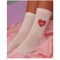 Preview: ooley Herzsocken aus weißem Rippstrick mit pink-rotem Herz und goldfarbener Kontur