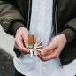 Preview: Orbitkey Schlüsselorganizer Crazy-Horse in der Hand, geöffnet mit Schlüsseln