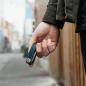 Preview: Orbitkey Key Organizer Crazy-Horse in der Hand