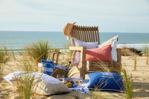 Preview: Lexington Summer Embroidered Patch Leinen Cotton Kissenbezug Pink White