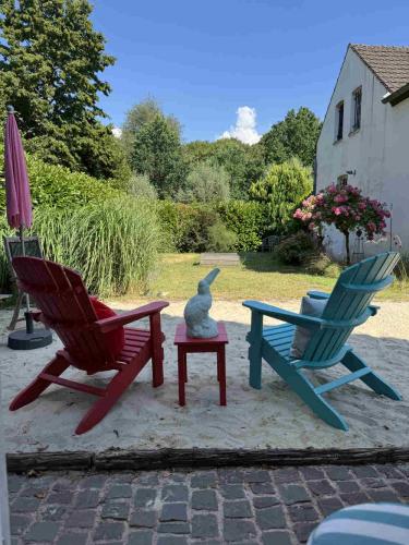 Adirondack Chair aus recyceltem Kunststoff in der Farbe Rot.