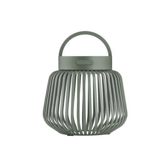 blomus LITO Agave Green XS Akkuleuchte eingeschaltet mit warmem Licht und dekorativem Schattenspiel
