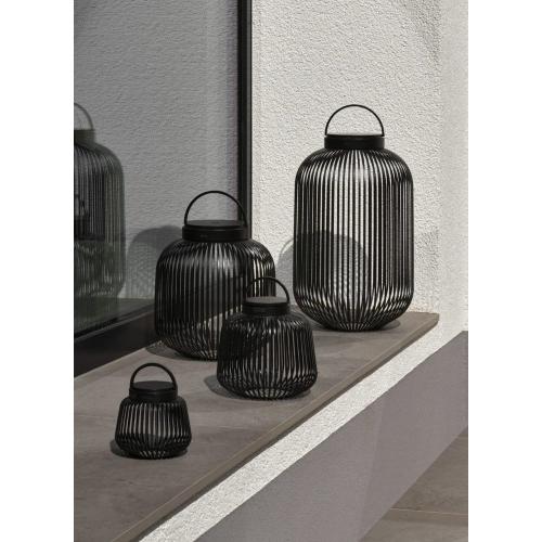 blomus LITO Black XS Akkuleuchte eingeschaltet mit warmem Licht und dekorativem Schattenspiel