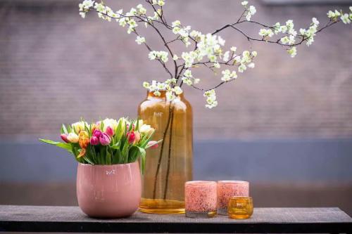 DutZ Collection Vase Pot in Apricot mit Blumen