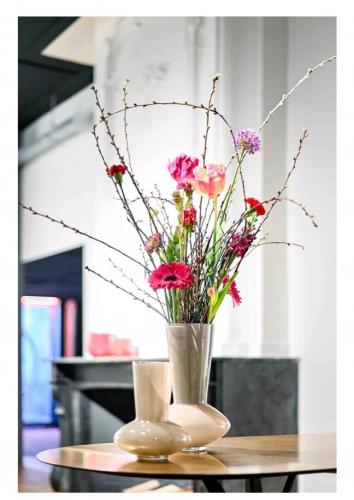 Preview: DutZ Vase Loflo Taupe, DutZ Glasvase mundgeblasen taupe, DutZ Vase H25 D19, DutZ Vase H36 D23, Exklusive Glasvase Erdtöne groß, Skandi Dekoration Taupe,