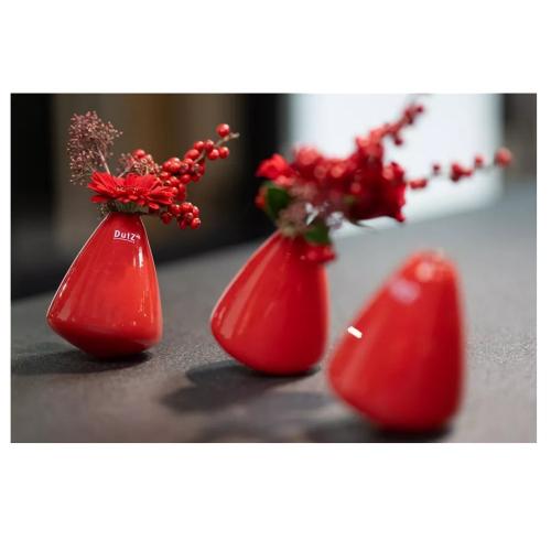 Preview: Drei DutZ Tumbling Glasvasen in Rot mit asymmetrischer Form und floraler Dekoration auf dunklem Tisch