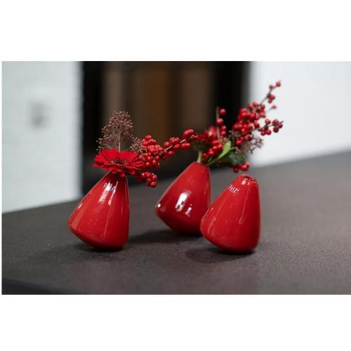 Preview: Drei DutZ Tumbling Glasvasen in Rot mit asymmetrischer Form und floraler Dekoration auf dunklem Tisch