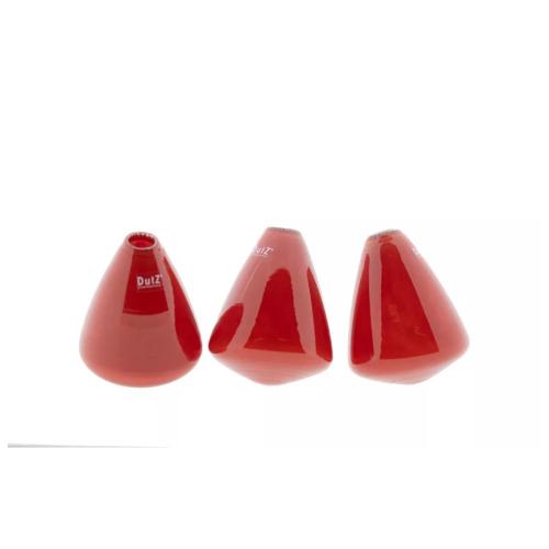Detailansicht von drei DutZ Tumbling Vasen Red mit glänzender Glasoberfläche und schmalen Vasenöffnungen
