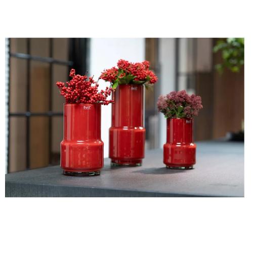 Preview: DutZ Vase Fenn Red mit frischen Blumen als stilvolle Tischdekoration