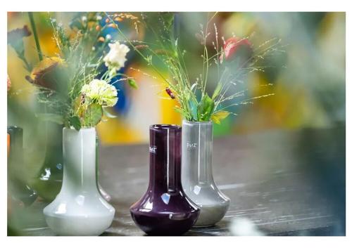 Preview: Skandi Dekoration dunkle Farben, Handgefertigte Vase aus Glas, Aesthetic Flower Vase Plum, Luxus Wohnaccessoires DutZ