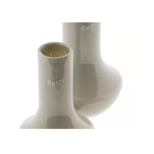 Preview: Detailaufnahme der glänzenden taupefarbenen Glasoberfläche der DutZ Vase Marco