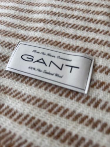 Preview: Hochwertige Wolldecke Gant mit feinem Ringelmuster, Detailansicht Struktur