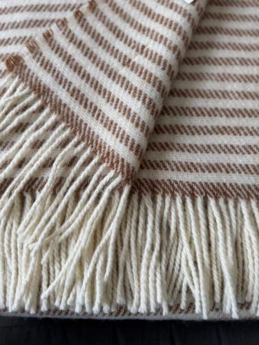 Preview: Gant Home Decke Stripe Beige, freigestellt auf weissem Hintergrund