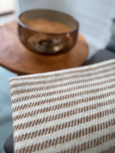 Klassische Streifendecke von Gant in Camel und Creme, elegant gefaltet