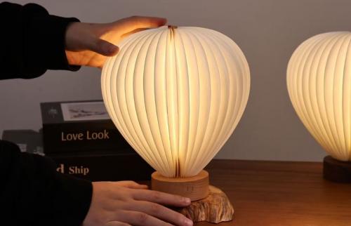 Preview: Gingko Aeris Light Tischlampe Buche in geschlossener, kompakter Form