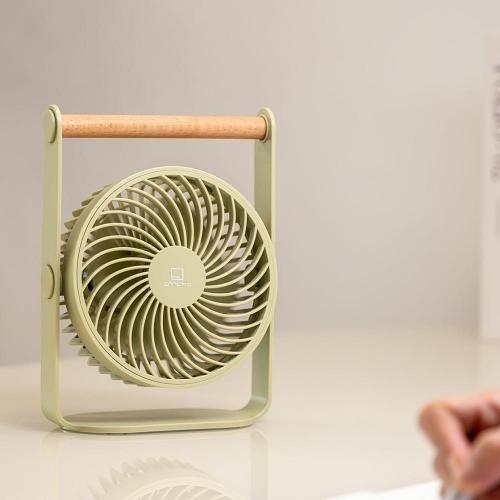 Preview: Tragbarer Gingko Lyra Portable Fan in Salbeigrün mit Ahornholzgriff