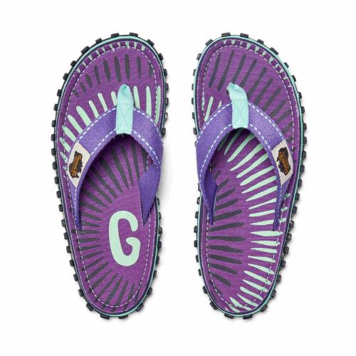 Gumbies Original Blueberry Burst Flip-Flops mit modernem Sommerdesign am Strand