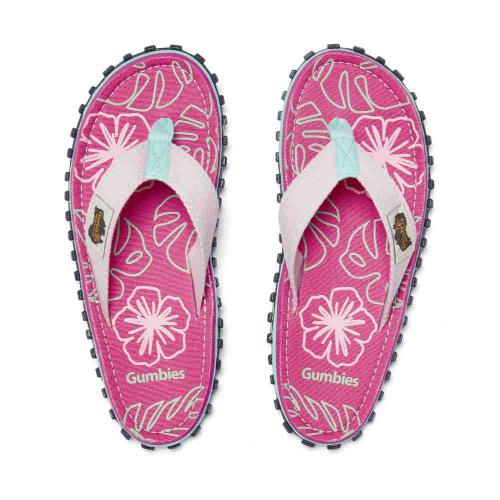 Gumbies Australische Sandalen Blush Hibiscus mit floralem Design am Strand