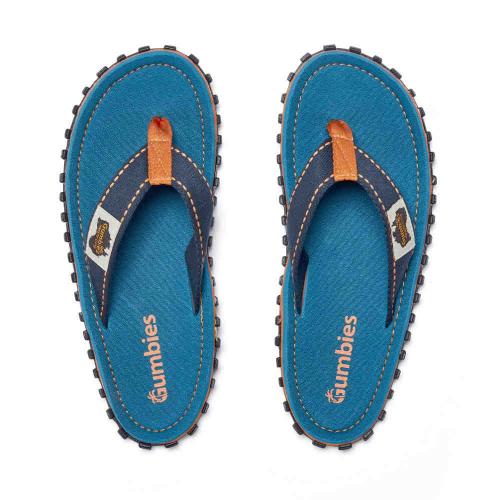 Gumbies Original Tricolor Blue Flip-Flops mit maritimem Design am Strand