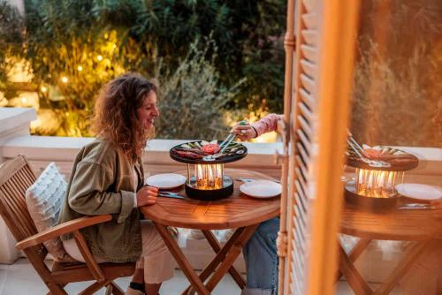 Preview: Kompakter CIRCLE 35 Tischgrill beim Grillen auf dem Balkon