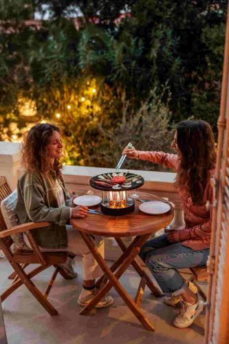 Preview: Stilvoller CIRCLE 35 Tischgrill mit Grillgut auf der Plancha