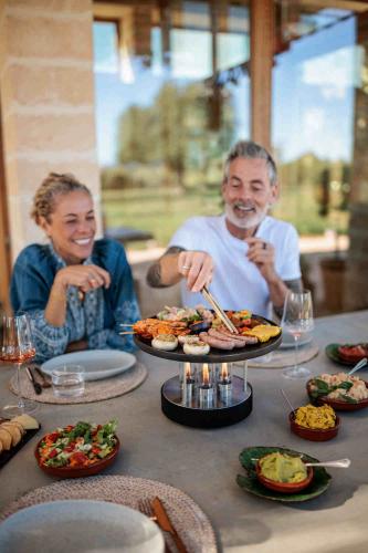 hoefats CIRCLE 35 Tischgrill bei geselligem Grillabend