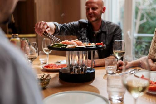 hoefats CIRCLE 35 Tischgrill im Outdoor-Einsatz