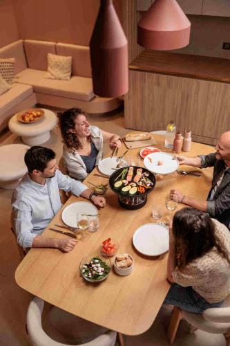 hoefats CIRCLE 35 Tischgrill als Designobjekt im Garten