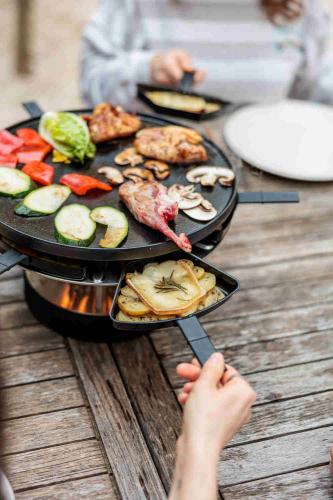Preview: hoefats CIRCLE 35 Pfännchen-Set beim Überbacken von Speisen im Grill