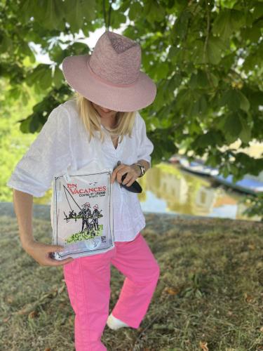 Brigitte Tanaka Tasche Buch im Urlaub, Stil