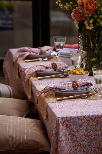 Lexington Tischdecke Printed Flowers Recycled Cotton Tablecloth 150x350