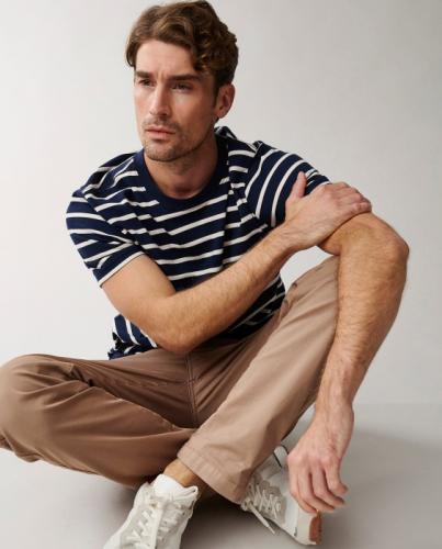 Preview: Lexington Ricky Striped Tee Dark Blue Beige Stripe, modern, fein, Mood, Model