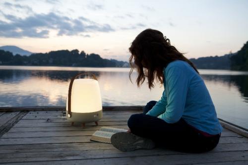 Kooduu Lite - UP Play LED Leuchte Musik Box Petroleum Abendstimmung Wasser Schoen Fein Buch lesen Sonnenuntergang