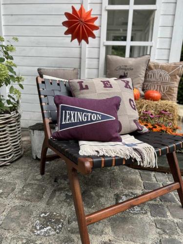 Preview: Dekokissen Lexington mit Flag Logo Patch in warmem Wollmix