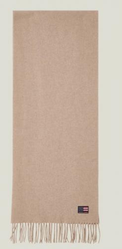Preview: Langer Schal in Beige, aufrecht liegend, Fransen am unterem Rand, dezentes Logo