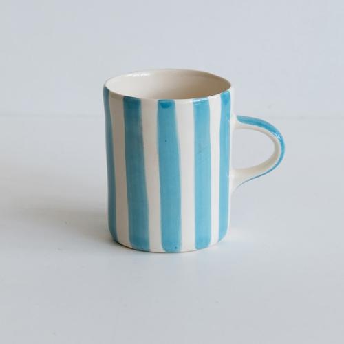 Musango Demi Mug Candy Stripe Turquoise – handbemalte Keramiktasse in leuchtendem Türkis. Jetzt entdecken!