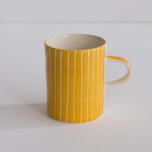 Handgefertigte Musango Demi Mug in Turmeric mit kunstvollem Sgraffito-Muster. Jetzt entdecken!