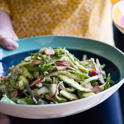 Preview: Musango Frischer Salat mit Radieschen und Kräutern in türkis-blauer Keramikschale serviert