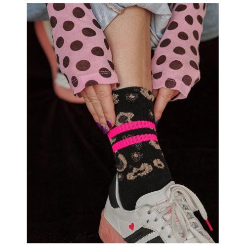 Preview: Schwarze Leoparden-Socken von ooley zu Jeans und Loafern