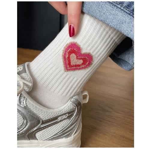 Preview: ooley Herzsocken aus weißem Rippstrick mit pink-rotem Herz und goldfarbener Kontur