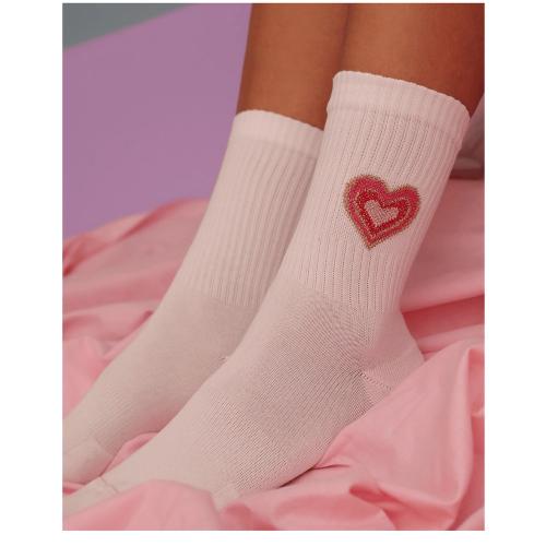 Preview: ooley Herzsocken aus weißem Rippstrick mit pink-rotem Herz und goldfarbener Kontur