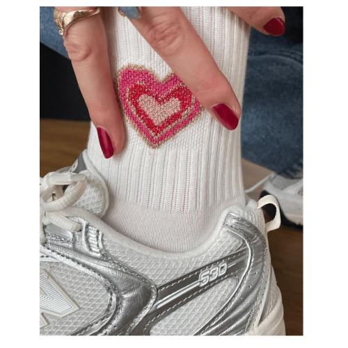 ooley Herzsocken aus weißem Rippstrick mit pink-rotem Herz und goldfarbener Kontur